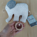 Spieluhr: Elefant aus weicher Bio-Baumwolle mit kuscheliger Schafwolle, zeigt ein handgehaltenes Spielzeug mit funktionalem Spielwerk, das LaLeLu spielt, ideal für ein natürliches Einschlafritual, regional gefertigt in Deutschland.