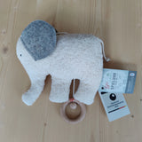 Spieluhr: Elefant, aus weicher Bio-Baumwolle und Schafwolle, mit wasserbeständigem Spielwerk auf Holzring montiert. Handgefertigt in Deutschland, spielt sanftes LaLeLu-Gutenachtlied, ideal für ein natürliches Einschlafritual.