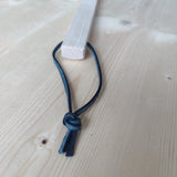 Großer Schuhlöffel aus robustem Buchenholz mit 66cm Länge, überzogenem Lederband zum Aufhängen, präsentiert auf einem hellen Holztisch. Handgefertigt in der Schweiz, bietet er stilvolle Funktionalität und Langlebigkeit.