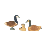 Holztier: Kanadagans stehend, kunstvoll geschnitzte und bemalte Holzfigur, zeigt eine elegante, aufrecht stehende Gans. Diese nachhaltige Dekoration verkörpert KLICKKLACKs ästhetisches Design und regionale Handwerkskunst.