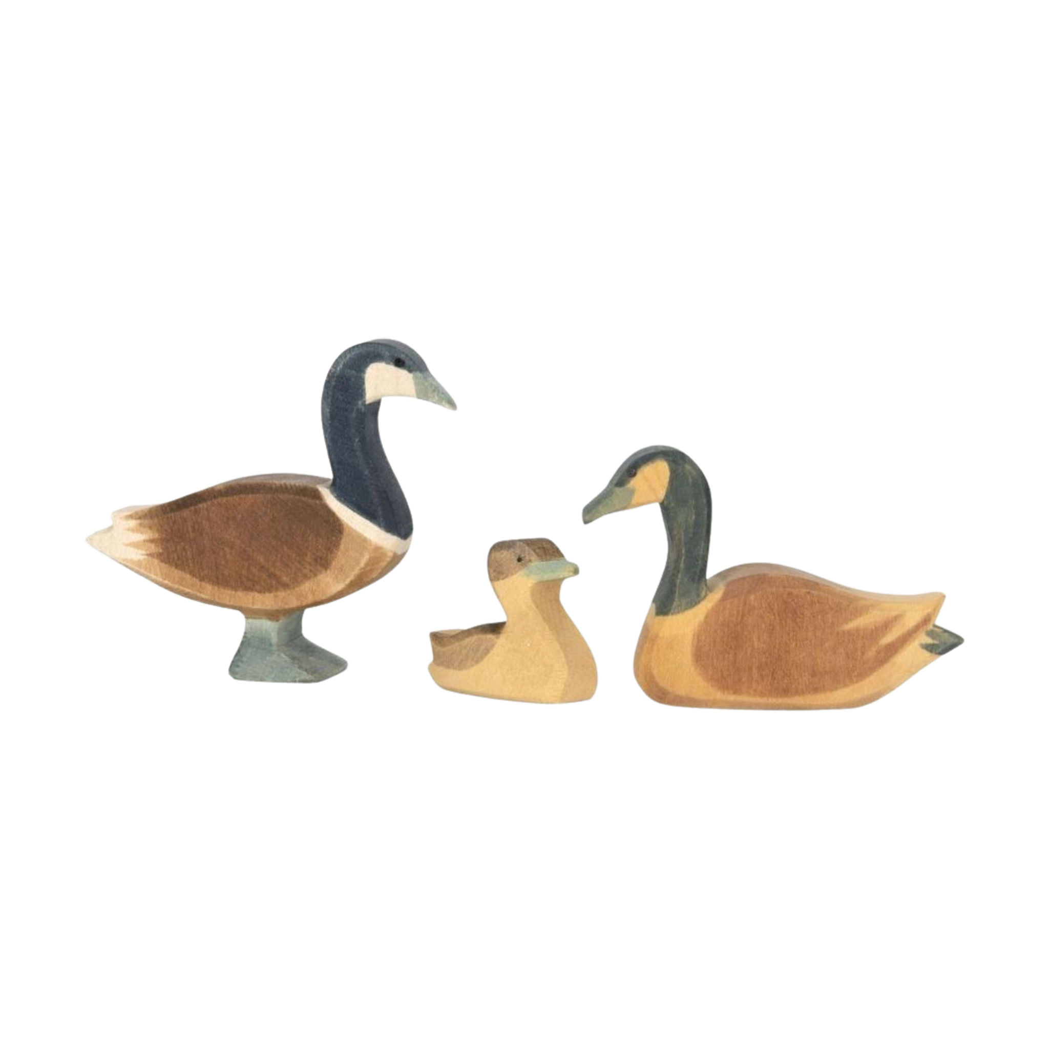 Holztier: Kanadagans stehend, kunstvoll geschnitzte und bemalte Holzfigur, zeigt eine elegante, aufrecht stehende Gans. Diese nachhaltige Dekoration verkörpert KLICKKLACKs ästhetisches Design und regionale Handwerkskunst.