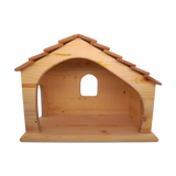 Krippe aus massivem Fichtenholz mit Leinöl veredelt, offenes Frontdesign mit Schindeldach, Seitentür und rückseitigem Fenster. Ideal als Dekoration von KLICKKLACK, betont nachhaltige, regionale Handwerkskunst.
