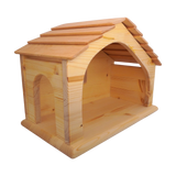 Krippe aus massivem Fichtenholz mit Leinölfinish, zeigt ein minimalistisches Design mit schrägem Dach, offener Front, Seitentür und rückseitigem Fenster, ideal als Krippe oder Stall für kleine Tiere.