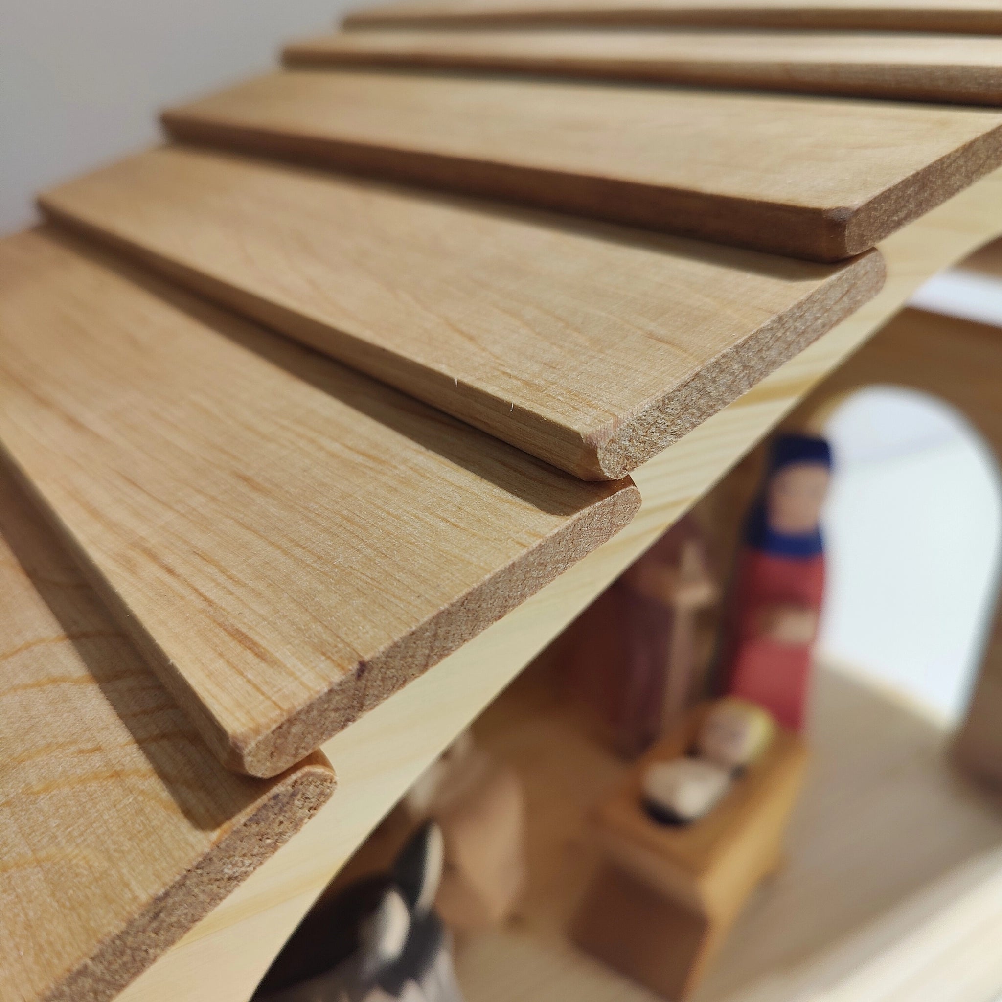 Krippe mit Schindeldach aus massivem Fichtenholz, sorgfältig mit Leinöl veredelt. Durch die Tür ist eine Szene mit bemalten Holzfiguren zu sehen, ideal als traditioneller Stall oder Krippe geeignet.