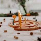 Freies Spiel: Festtagsspirale natur aus geöltem Erlenholz zeigt eine moderne, spiralförmige Kerzenausstellung mit brennenden Kerzen und Holzfiguren, ideal für festliche Dekoration, handgefertigt in Deutschland.