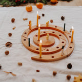Freies Spiel: Festtagsspirale natur aus geöltem Erlenholz, bestehend aus spiralförmigen, ineinander greifenden Ringen mit 24 Löchern für Kerzen und Holzfiguren, ideal für festliche Dekoration, handgefertigt in Deutschland.