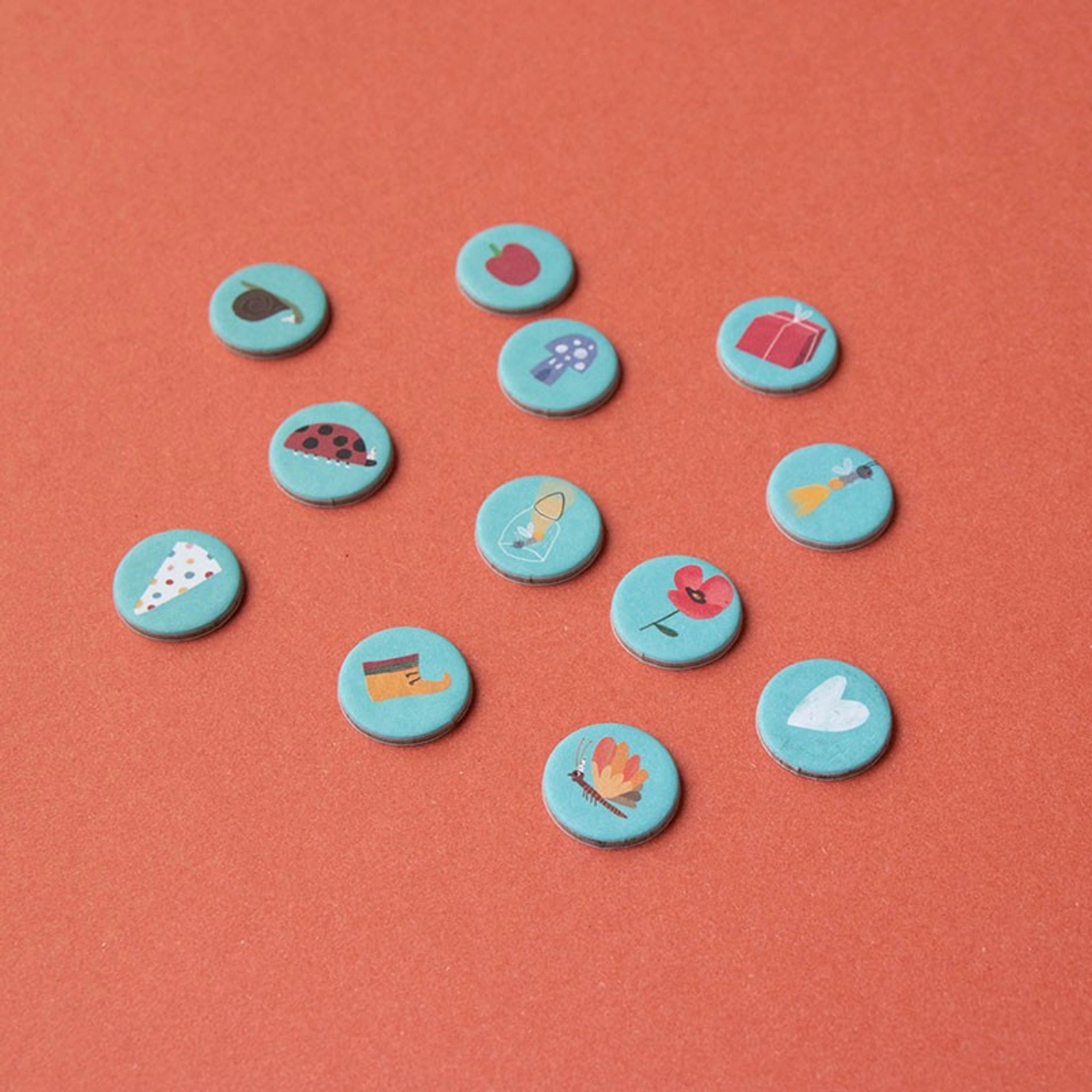Minipuzzle: Unicorn – Kleine, runde Spielsteine mit kindgerechten Illustrationen wie Apfel, Marienkäfer und Schmetterling, ideal für Memory-Spiele. Nachhaltig aus recyceltem Karton, geeignet für Kinder ab 4 Jahren.