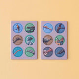 Minipuzzle: Dinosaurs zeigt zwei Pappspieltafeln mit drehbaren Scheiben, die prähistorische Kreaturen kombinieren. Ideal für Kinder ab 5 Jahren, aus nachhaltigen Materialien, perfekt für unterwegs und liebevoll in Spanien gefertigt.