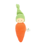 Greifling: Möhrchen von Nanchen Natur, ein kleines Plüschtier in Karottenform mit konischem Körper und rundem Puppenkopf, der eine grüne Blattkappe trägt, ideal für nachhaltige, ästhetische Babyspielzeuge.
