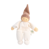 Die Puppe: Nucki beige, ein weiches Nanchen Natur Waldorf-Stoffpüppchen, hat ein sanftes Gesicht, eine braune Mütze und einen cremefarbenen Körper aus Bio-Baumwolle, ideal zum Greifen und Kuscheln.