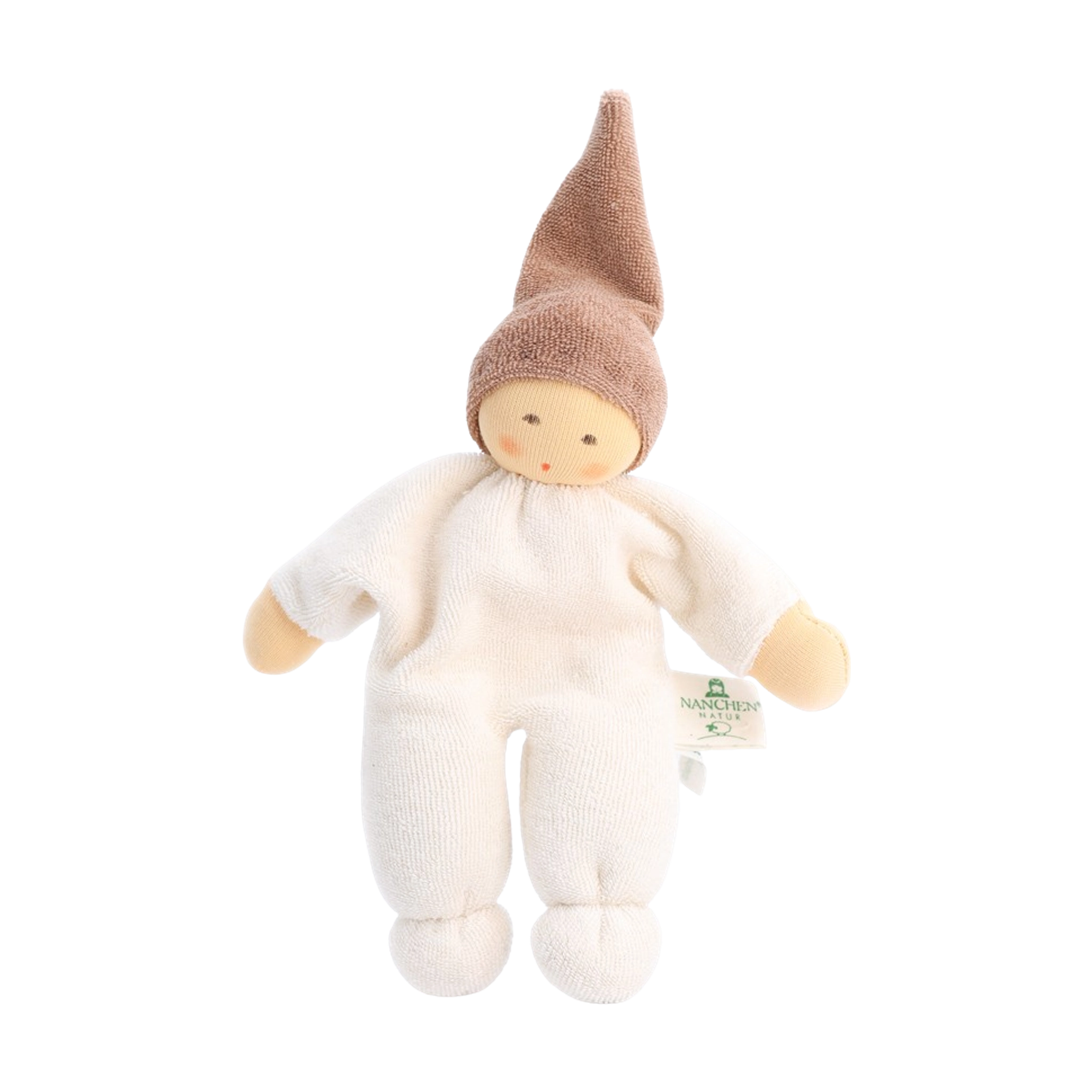 Die Puppe: Nucki beige, ein weiches Nanchen Natur Waldorf-Stoffpüppchen, hat ein sanftes Gesicht, eine braune Mütze und einen cremefarbenen Körper aus Bio-Baumwolle, ideal zum Greifen und Kuscheln.