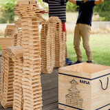 Bausteine: 500er Kiste, bestehend aus gleichmäßigen Holzplättchen, die Kinder zu Türmen stapeln. Im Vordergrund die stabile Holzkiste mit KAPLA-Aufschrift, inklusive Anleitungsheft, nachhaltig produziert in Frankreich.