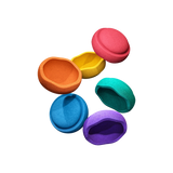Sechs weiche, strukturierte Schalen, die Stapelstein: Mini Regenbogen Classic (6 Steine), präsentieren sich in sanfter Filzoptik. Diese farbenfrohen Elemente verkörpern KLICKKLACKs Ästhetik, Design und Nachhaltigkeit.