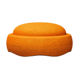 Stapelstein: Orange, ein kleiner, runder Pouf aus strukturiertem Stoff, präsentiert sich mit leicht gewölbter Oberseite auf einem stabilen, zylindrischen Sockel, ideal für nachhaltiges, modernes Wohnen.