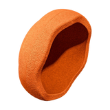 Stapelstein: Orange - Ein skulpturaler, halbgeschlossener Lounge-Sitz aus strukturiertem Filzmaterial, ideal für moderne Büroumgebungen, bietet Akustik- und Privatsphäre in KLICKKLACKs nachhaltigem Designanspruch.