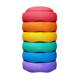 Stapelstein: Regenbogen Classic (6 Steine), ein vertikaler Stapel schaumiger, wellenförmiger Spielsteine, ideal für Kinder zum Balancieren oder als Sitzgelegenheiten im Spielzimmer.