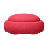 Der Stapelstein: Red ist ein skulpturaler Pouf mit abgerundeter, gestufter Form, bezogen mit strukturiertem Stoff. Ideal als bodennahes Sitzmöbel oder Fußhocker, verkörpert er modernes Design und nachhaltige Produktion.