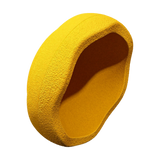 Einzelnes, abstraktes, senfgelbes Pod-Objekt, Stapelstein: Yellow, mit weichen, abgerundeten Kanten und einer leicht rauen Textur, bildet eine höhlenartige Vertiefung auf neutralem Hintergrund.