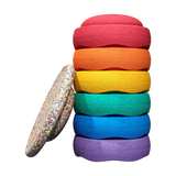 Stapelstein: Regenbogen Classic (6+1 Balance Board) zeigt sieben gestapelte, strukturierte Schaumscheiben und eine mit buntem Sprinkles-Muster. Perfekt für Balance-Übungen, vereint Design und Nachhaltigkeit von KLICKKLACK.