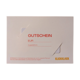 Geschenkgutschein analog von KLICKKLACK, gestaltet als hochwertige Scheckkarte. Enthält Felder für Betrag und Ausstellungsdatum, einlösbar online und in Pop-up-Stores. Kein Umtausch, kein Bargeld. Minimalistisches Design.