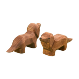 Zwei stilisierte Holztier: Dackel-Figuren aus massivem Ahornholz, eine von hinten, die andere frontal, liebevoll handbemalt, ideal für kreatives Spiel, hergestellt in einer deutschen Werkstatt von Ostheimer.