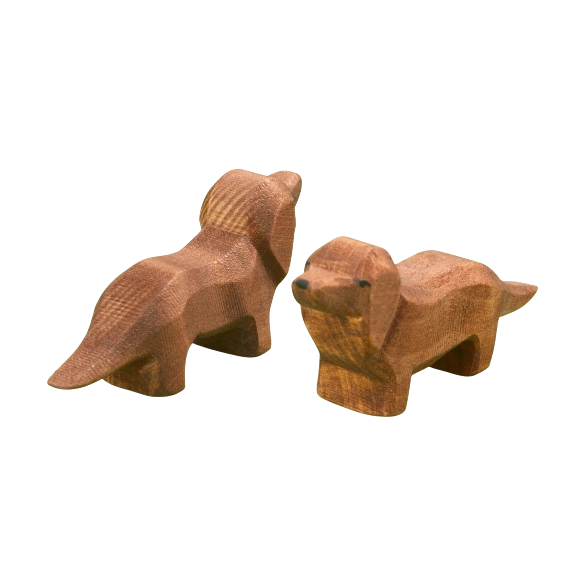Zwei stilisierte Holztier: Dackel-Figuren aus massivem Ahornholz, eine von hinten, die andere frontal, liebevoll handbemalt, ideal für kreatives Spiel, hergestellt in einer deutschen Werkstatt von Ostheimer.