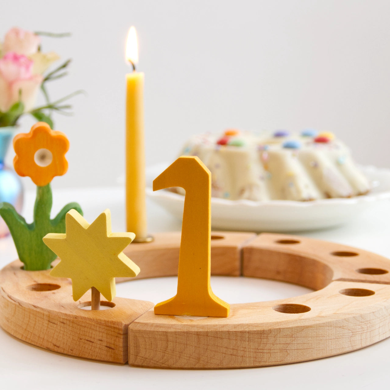 Freies Spiel: Kleiner Festtagsring natur, ein geölter Erlenholzring mit dekorativen Löchern für Kerzen und Figuren. Perfekte Wahl für kinderfreundliche, festliche Dekorationen, ergänzt durch handgefertigte Details aus Deutschland.