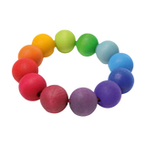 Perlenring regenbogenfarbig aus Ahornholz mit bunten Holzperlen. Fördert Greifen und Feinmotorik bei Babys. Handgefertigt in Deutschland, ideal für kleine Hände. Perfekt für moderne, nachhaltige Ästhetik von KLICKKLACK.