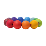 Perlenring regenbogenfarbig aus Ahornholz, bestehend aus bunten Holzperlen auf einer Schnur. Ideal für kleine Hände, fördert Greifvermögen und Feinmotorik. Handgefertigt in Deutschland, perfekt für moderne, nachhaltige Ästhetik.