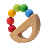 Regenbogen Schiff: Handgefertigtes Babyspielzeug mit einem halbmondförmigen Buchenholzgriff und sechs regenbogenfarbenen Holzkugeln, ideal zum Fördern der Feinmotorik und als nachhaltiges Designprodukt aus Deutschland.