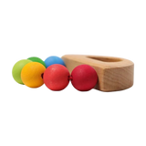 Regenbogen Schiff: Ein handgefertigtes Greifspielzeug aus massivem Ahorn- und Buchenholz, mit sechs großen, runden Holzkugeln, ideal für Babys zum Greifen und zur Förderung der Feinmotorik.
