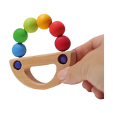 Regenbogen Schiff: Handgefertigtes Babyspielzeug aus massivem Ahorn- und Buchenholz, mit zwei Drehpunkten und sechs beweglichen Holzkugeln, die sanftes Spiel fördern. Hergestellt in einer deutschen Manufaktur.