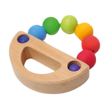Regenbogen Schiff: Handgefertigter Greifling aus massivem Ahorn- und Buchenholz mit sechs Holzperlen. Fördert Greif- und Feinmotorik, hergestellt in Deutschland, vereint Ästhetik und nachhaltiges Design, ideal für moderne Eltern.