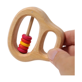 Klipp-Klapp Rot: Handgefertigtes Babyspielzeug aus geöltem Erlenholz, mit beweglichen roten und gelben Holzscheibchen auf einem Stab; fördert Greif- und Feinmotorik, hergestellt in Deutschland.