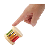 Rassel: Regenbogen Mini-Babyroller aus Linden- und Buchenholz, zeigt eine Hand, die auf das rollende Motorikspielzeug mit Holzstäben und inneren Holzkugeln drückt, fördert Baby-Griffkraft und Feinmotorik.