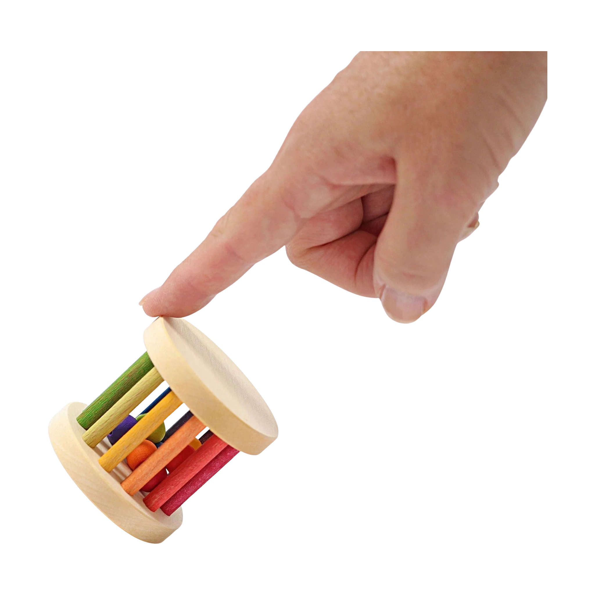 Rassel: Regenbogen Mini-Babyroller aus Linden- und Buchenholz, zeigt eine Hand, die auf das rollende Motorikspielzeug mit Holzstäben und inneren Holzkugeln drückt, fördert Baby-Griffkraft und Feinmotorik.