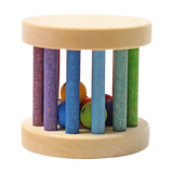 Rassel: Regenbogen Mini-Babyroller aus Linden- und Buchenholz. Zwei flache Holzscheiben verbinden bunte Holzstäbe, die eine Holzkugeln und Glöckchen enthaltende Käfig-Struktur bilden. Fördert Greifen und Feinmotorik.