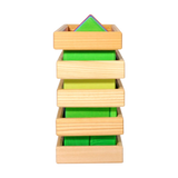 Bausteine: Formen und Farben zeigt fünf stapelbare Holzrahmen mit grünen Bauklötzen. Diese Montessori-Spielstruktur aus deutscher Handarbeit fördert spielerisch das Verständnis von Formen und Farben und spiegelt nachhaltige Produktion wider.