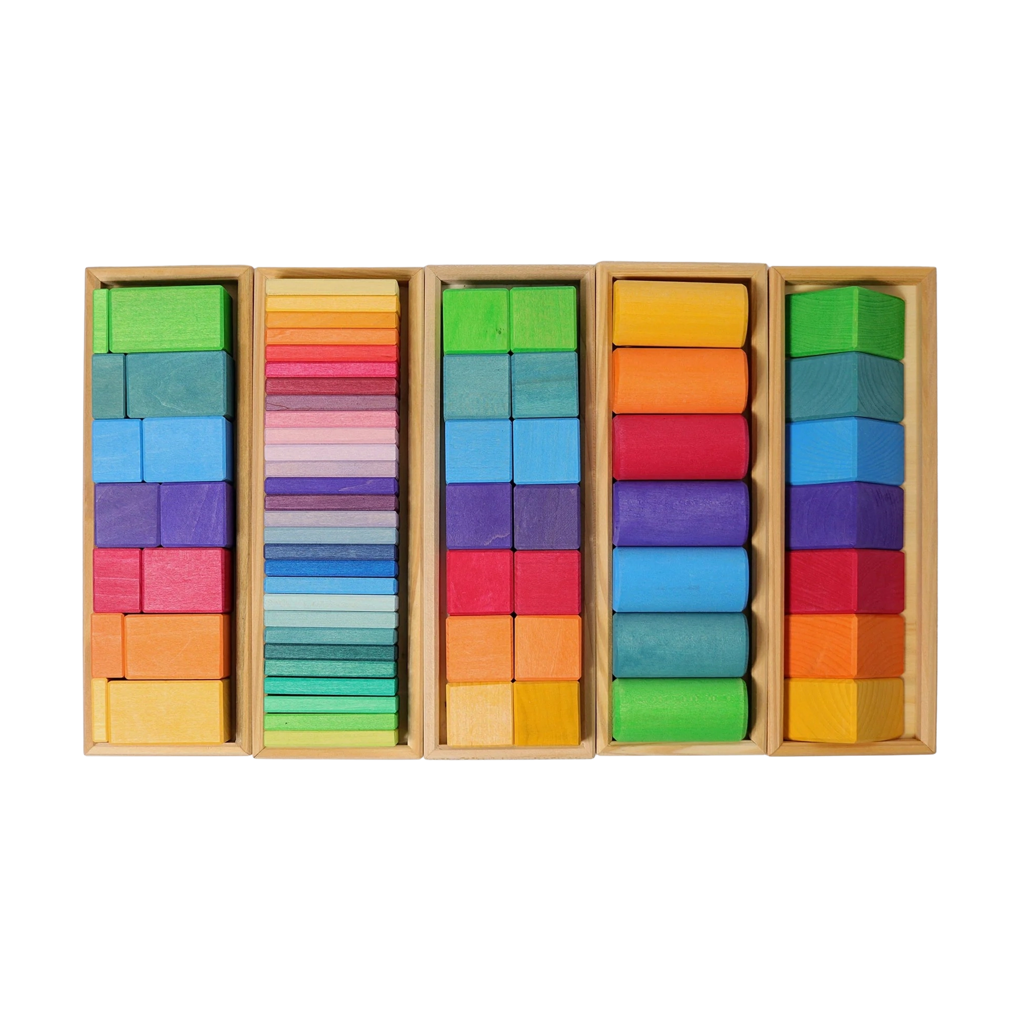 Bausteine: Formen und Farben zeigt fünf stapelbare Holzrahmen mit 70 farblich sortierten Holzblöcken in verschiedenen Formen, ideal für Montessori-Spiel. Nachhaltig gefertigt in Deutschland, fördert Farben- und Formenverständnis.