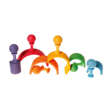 Motorikspiel: Fädelspiel Holzspulen, ein vielseitiges 8-teiliges Set aus farbig lasiertem Ahorn- und Lindenholz, bestehend aus stapelbaren Bögen und passenden Holzfiguren, fördert spielerisch Motorik und Kreativität.