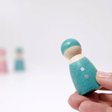 Freies Spiel: Fünf Rechenfreunde – Eine handbemalte, türkise Holzfigur mit weißen Punkten, Teil eines Sets aus nachhaltig gefertigten Peg Dolls für spielerisches, haptisches Lernen, hergestellt in Deutschland.
