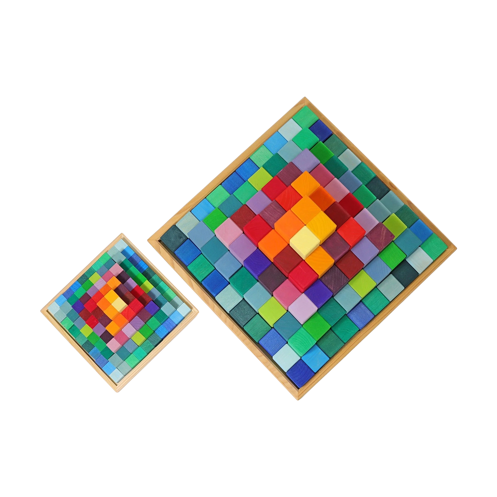 Freies Spiel: Kleine Stufenpyramide in zwei Holzrahmen, die bunte Holzklötze in Farbverläufen enthalten, fördert Feinmotorik und Kreativität. Hergestellt in einer deutschen Manufaktur, passend zu KLICKKLACKs nachhaltigem Designansatz.