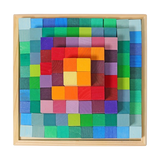 Freies Spiel: Kleine Stufenpyramide, ein quadratisches Holztablett mit 100 farblich abgestuften Lindenholz-Bauklötzen in konzentrischen Kreisen, fördert Feinmotorik und Kreativität, hergestellt in Deutschland.