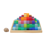 Freies Spiel: Kleine Stufenpyramide aus farblich lasiertem Lindenholz, bestehend aus 100 Bauklötzen in einem Holzrahmen, fördert Feinmotorik und Kreativität. Enthält auch eine leere Schneckenschale.