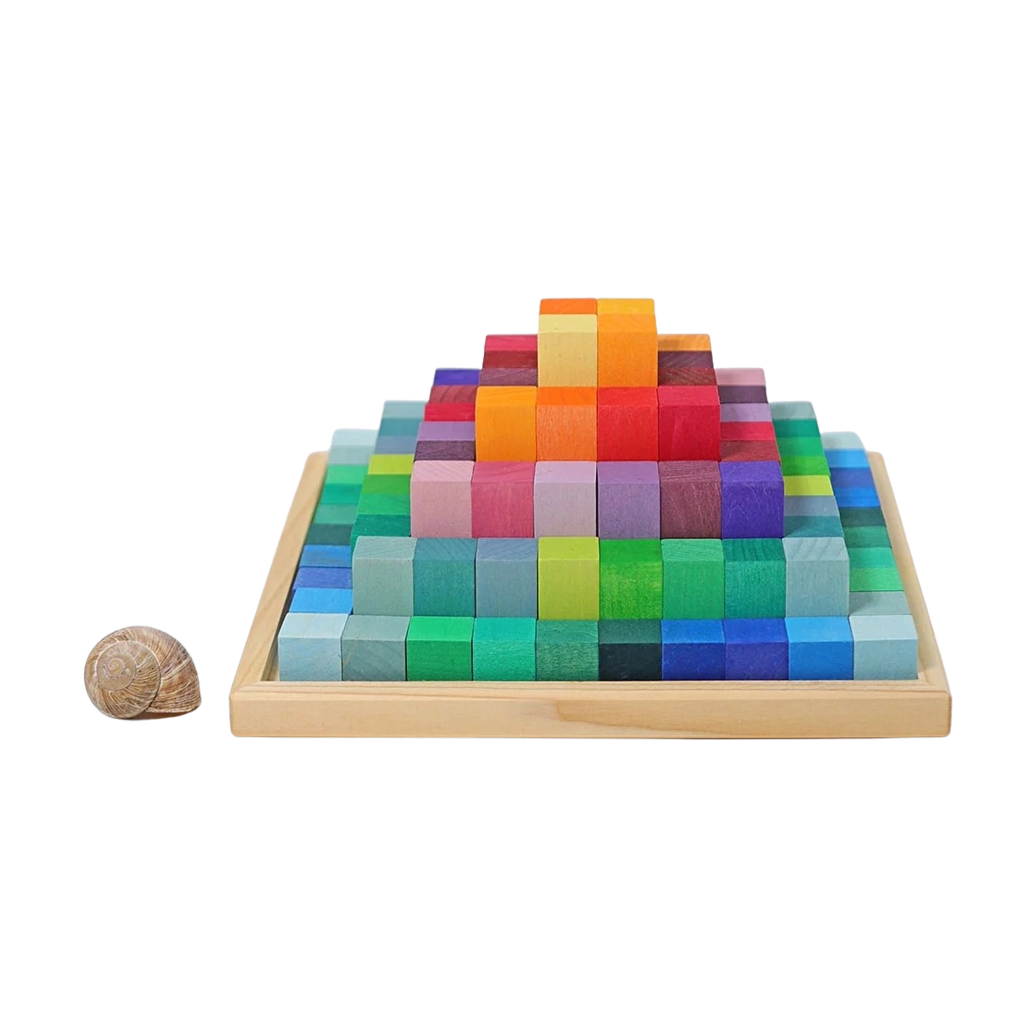Freies Spiel: Kleine Stufenpyramide aus farblich lasiertem Lindenholz, bestehend aus 100 Bauklötzen in einem Holzrahmen, fördert Feinmotorik und Kreativität. Enthält auch eine leere Schneckenschale.