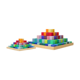 Freies Spiel: Kleine Stufenpyramide aus lasiertem Lindenholz zeigt zwei hölzerne Tabletts mit pyramidenförmigen, regenbogenfarbenen Bauklötzen. Set mit 100 Klötzen in abgestuften Größen, inklusive Holzrahmen zur Aufbewahrung.