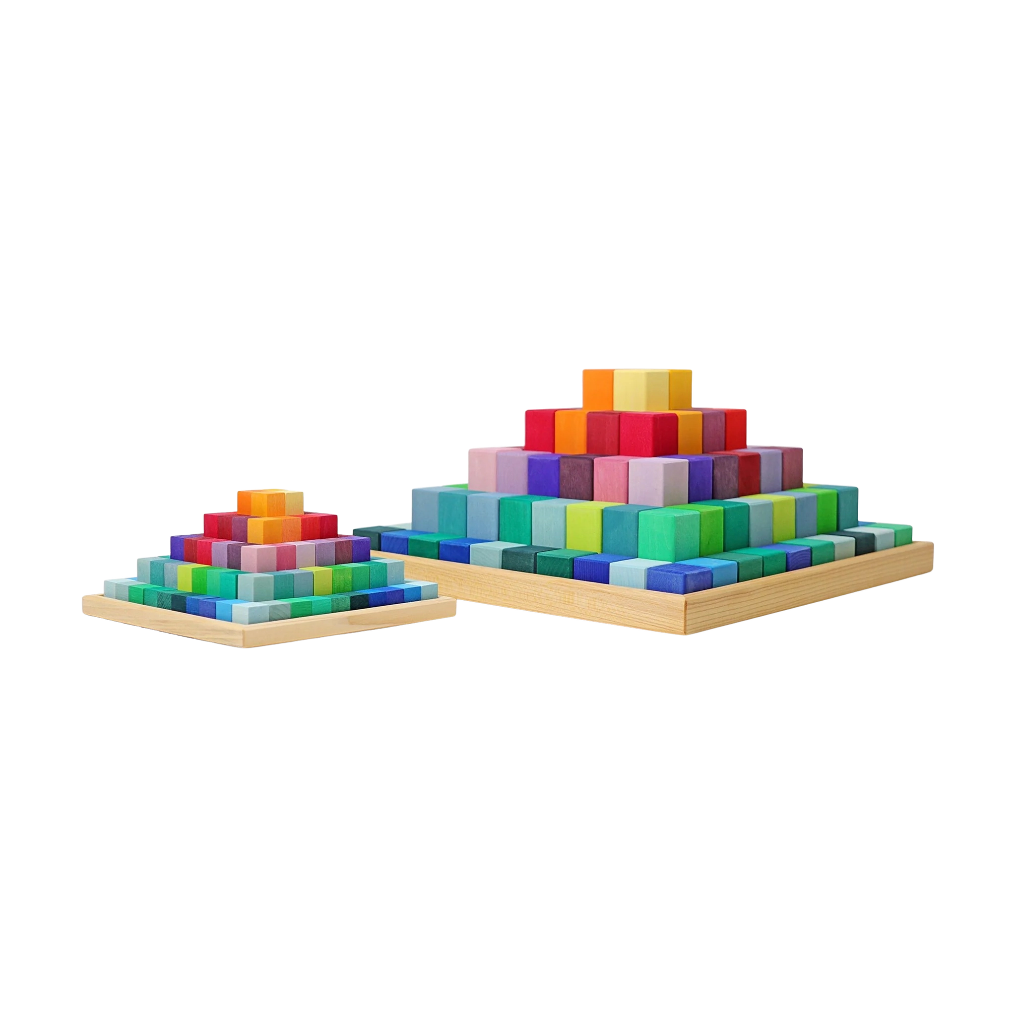 Freies Spiel: Kleine Stufenpyramide aus lasiertem Lindenholz zeigt zwei hölzerne Tabletts mit pyramidenförmigen, regenbogenfarbenen Bauklötzen. Set mit 100 Klötzen in abgestuften Größen, inklusive Holzrahmen zur Aufbewahrung.
