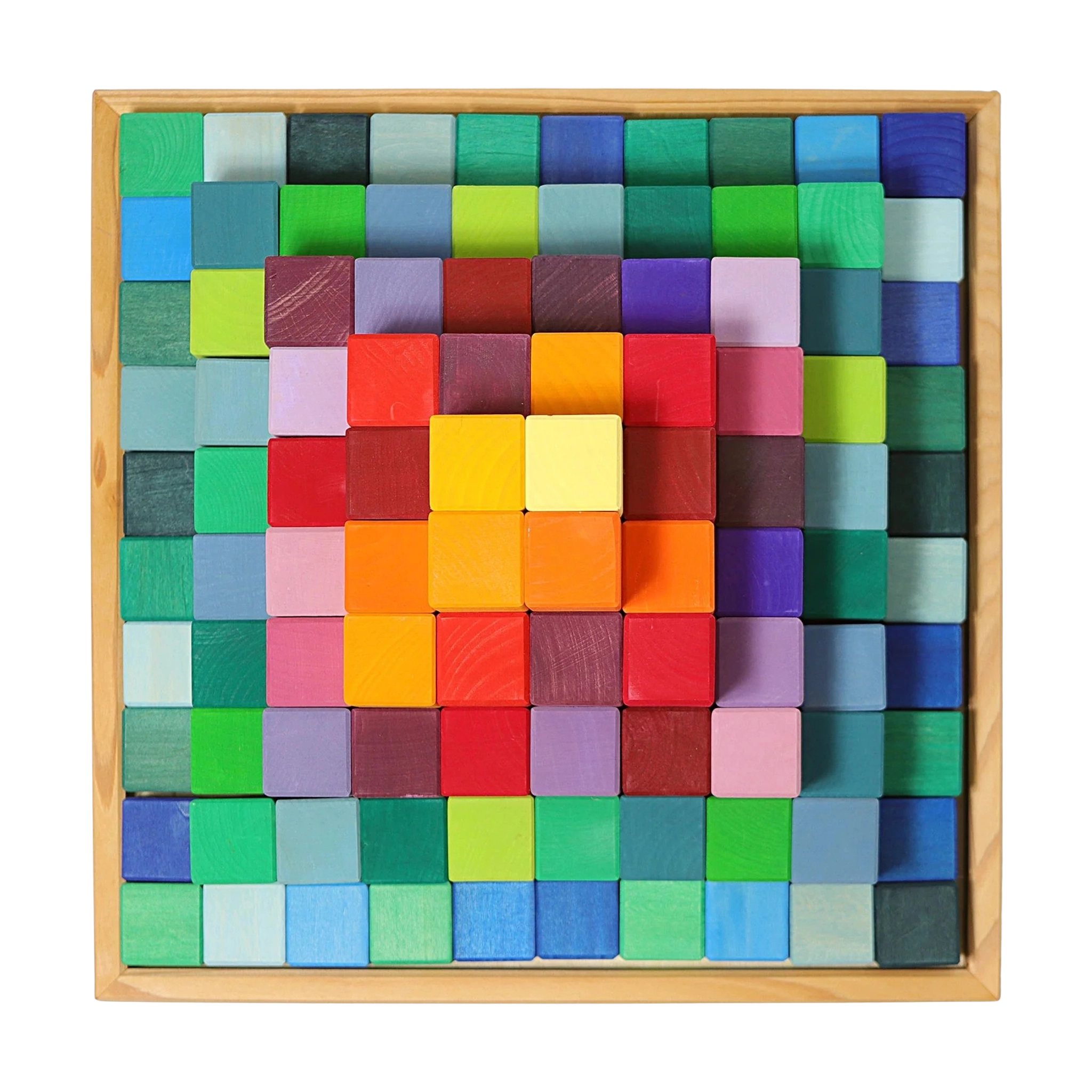 Freies Spiel: Große Stufenpyramide, ein quadratisches Holztablett mit einem Raster aus farbig bemalten Holzwürfeln, die in einem pixelartigen Mosaikmuster angeordnet sind. Ideal für kreative Gestaltung und ästhetische Freude.