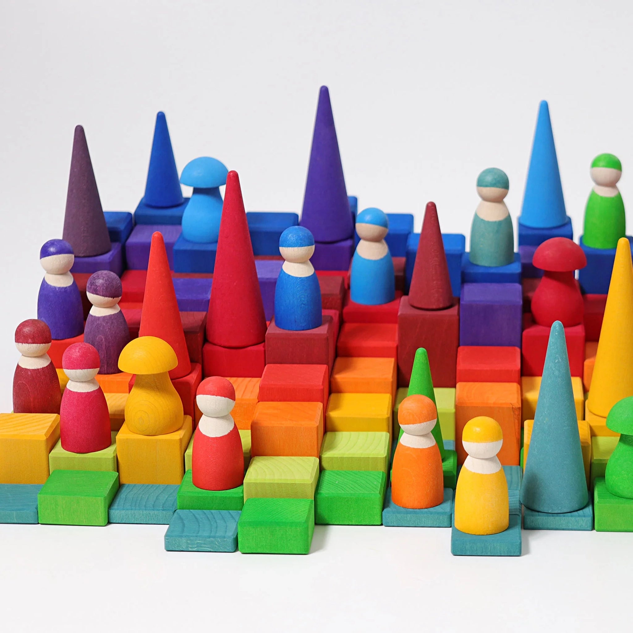 Freies Spiel: Große Stufenzählstäbe zeigt eine bunte Anordnung von 100 handgefertigten, lasierten Holzbauklötzen und schlichten Holzfiguren, ideal zur Förderung räumlichen Denkens und mathematischer Fähigkeiten.