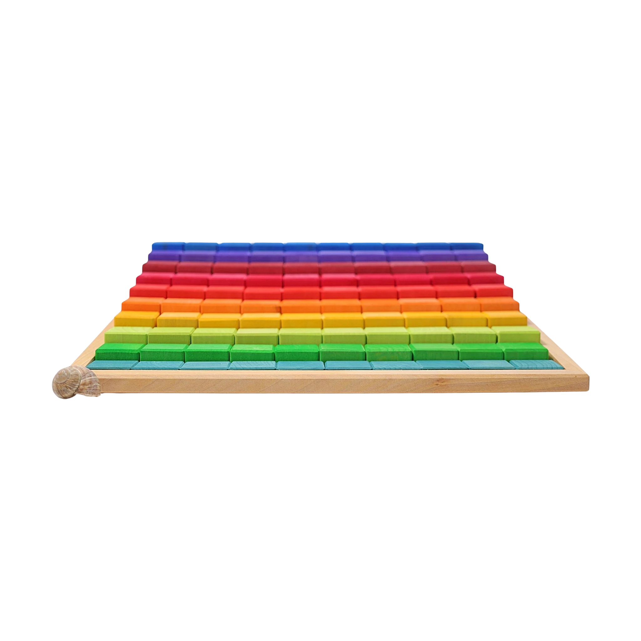 Freies Spiel: Große Stufenzählstäbe, ein Set aus 100 farblich lasierten Bauklötzen in einem Holzrahmen, fördert räumliches Denken und Mathematik. Ein kleines Schneckenhaus liegt im linken unteren Eck.